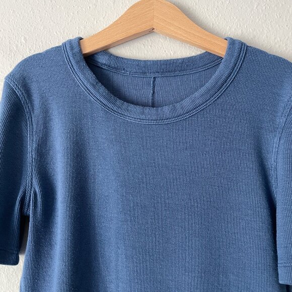 Lululemon Hold Tight Cropped T-Shirt Size *XS/S? Pitch Blue Curved Hem SS - Picture 3 of 10